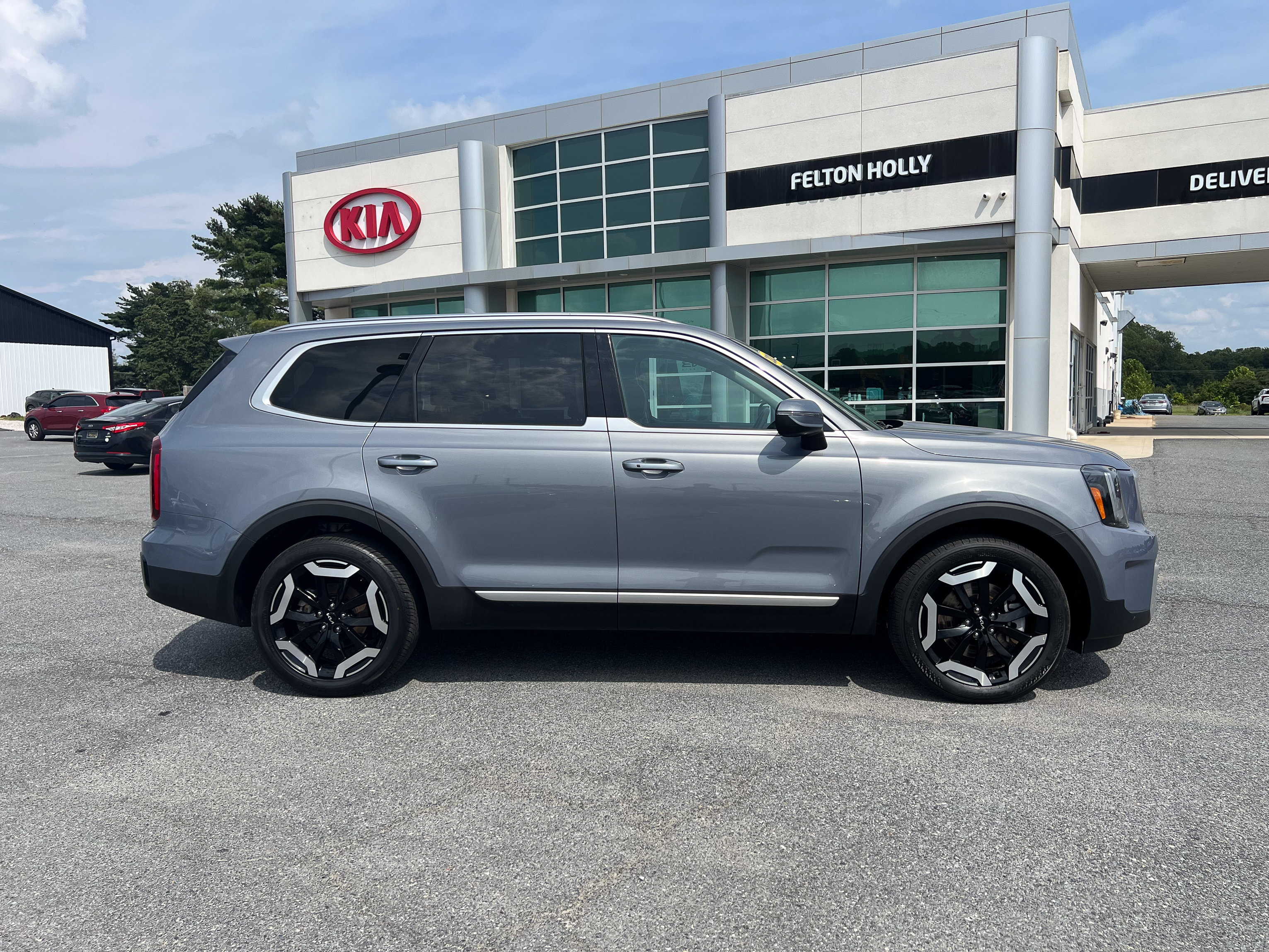 Used 2025 Kia Telluride S FWD image 11