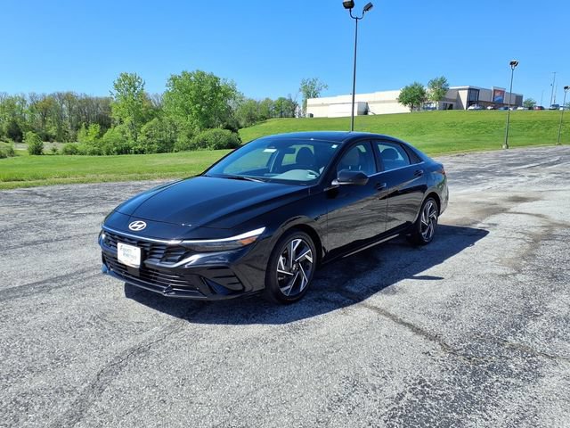 Used 2025 Hyundai Elantra SEL FWD image 35