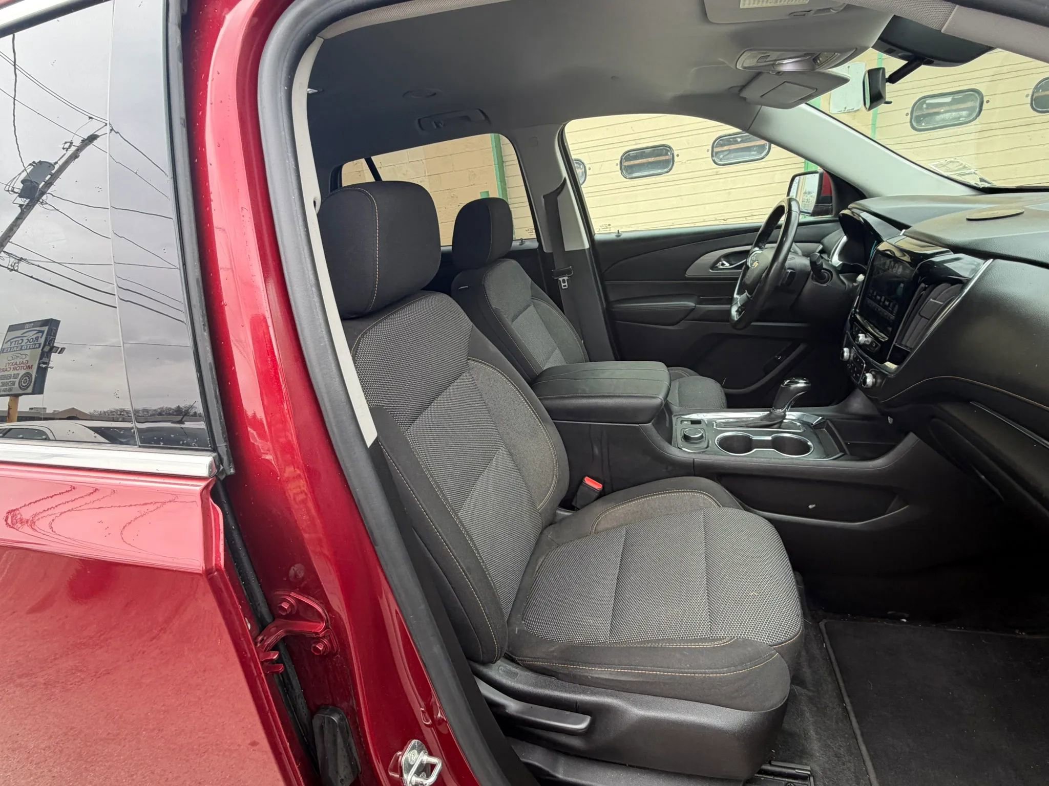 Used 2018 Chevrolet Traverse LT image 2