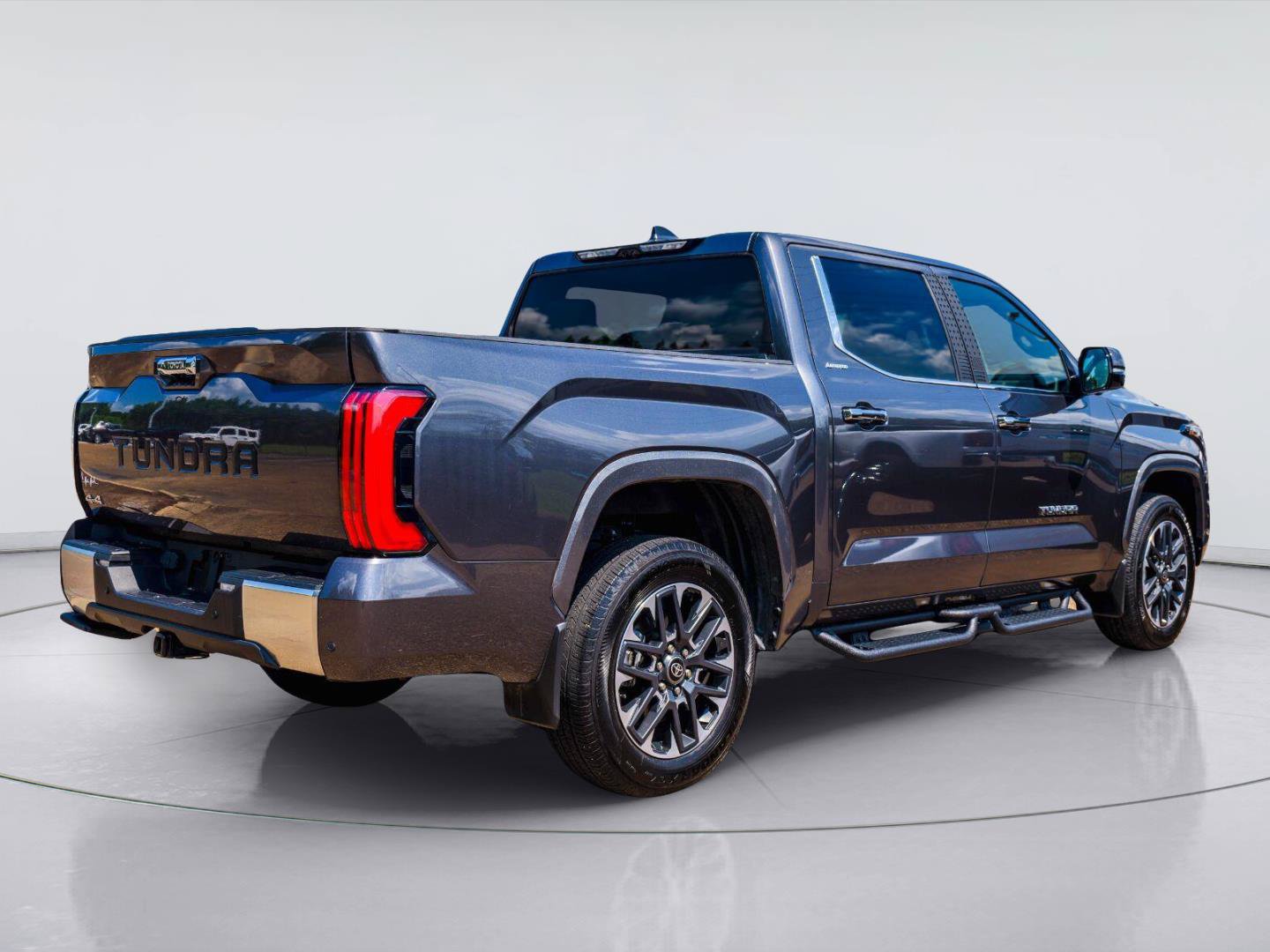 Used 2025 Toyota Tundra Limited AWD/4WD image 9