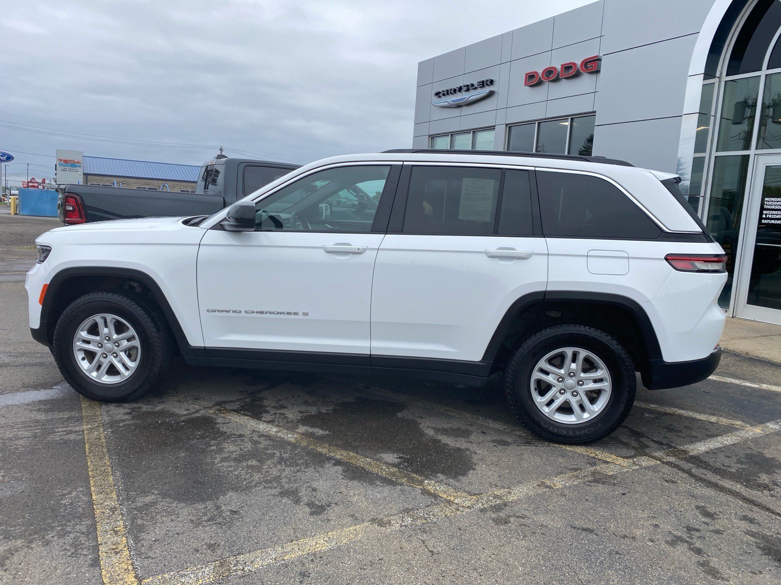Used 2025 Jeep Grand Cherokee Laredo w/ Luxury Tech Group I AWD/4WD image 2