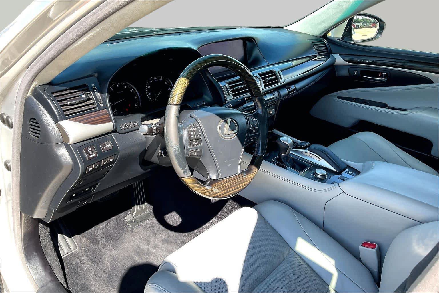 Used 2017 Lexus LS 460 w/ Comfort Package RWD image 18