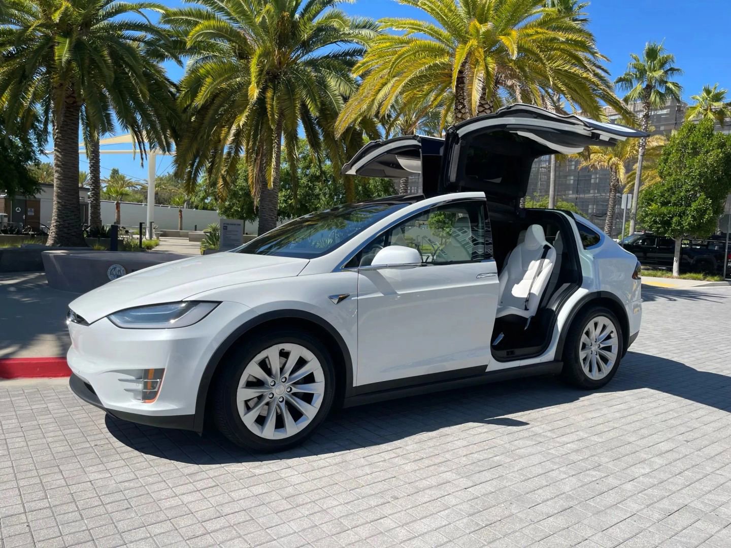 Used 2017 Tesla Model X 90D AWD/4WD image 2