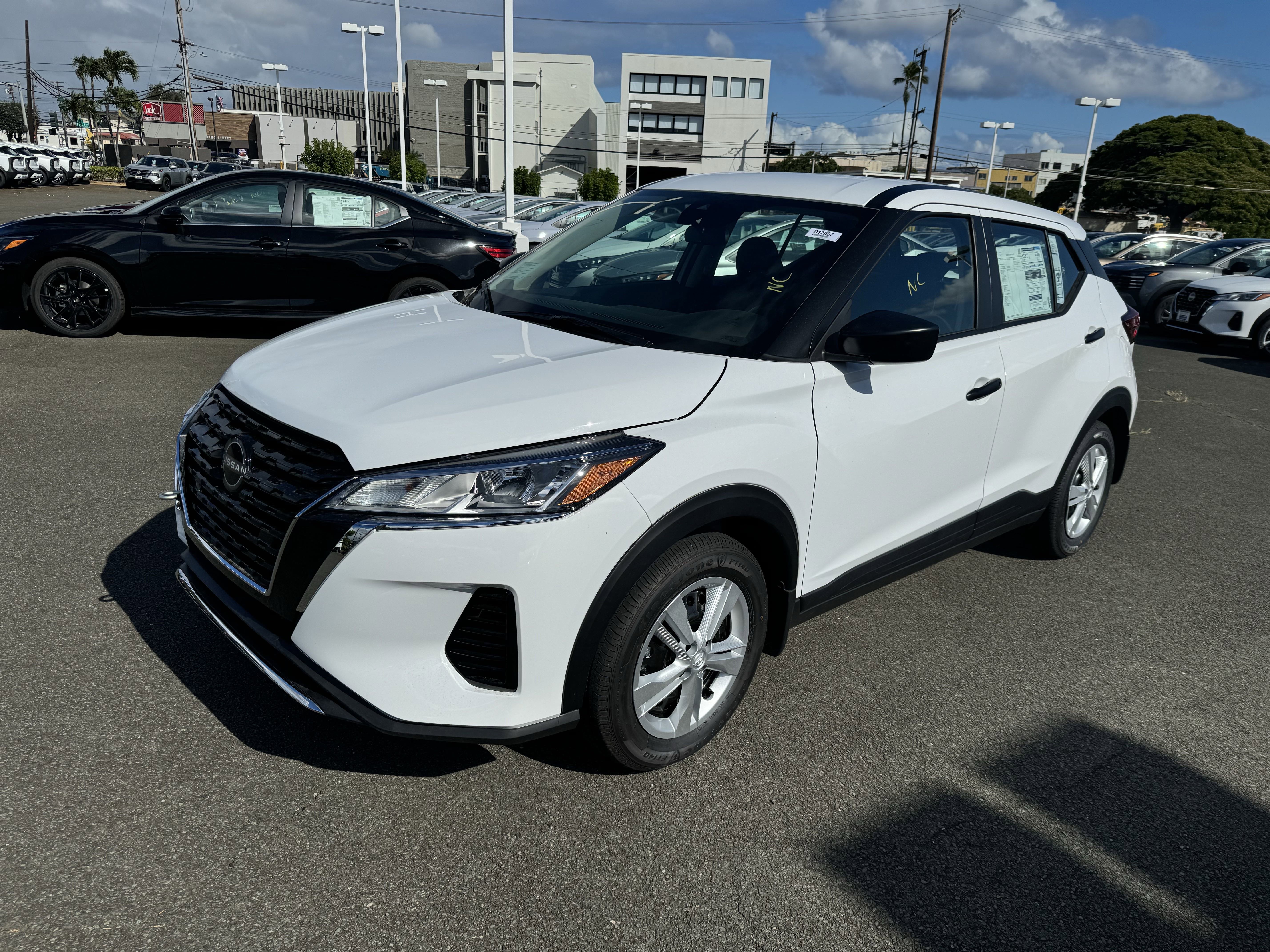 New 2025 Nissan Kicks Play S