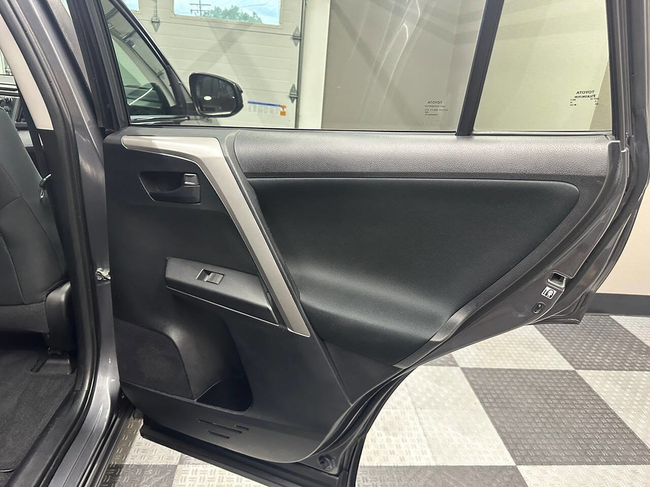 Used 2016 Toyota RAV4 LE AWD/4WD image 23
