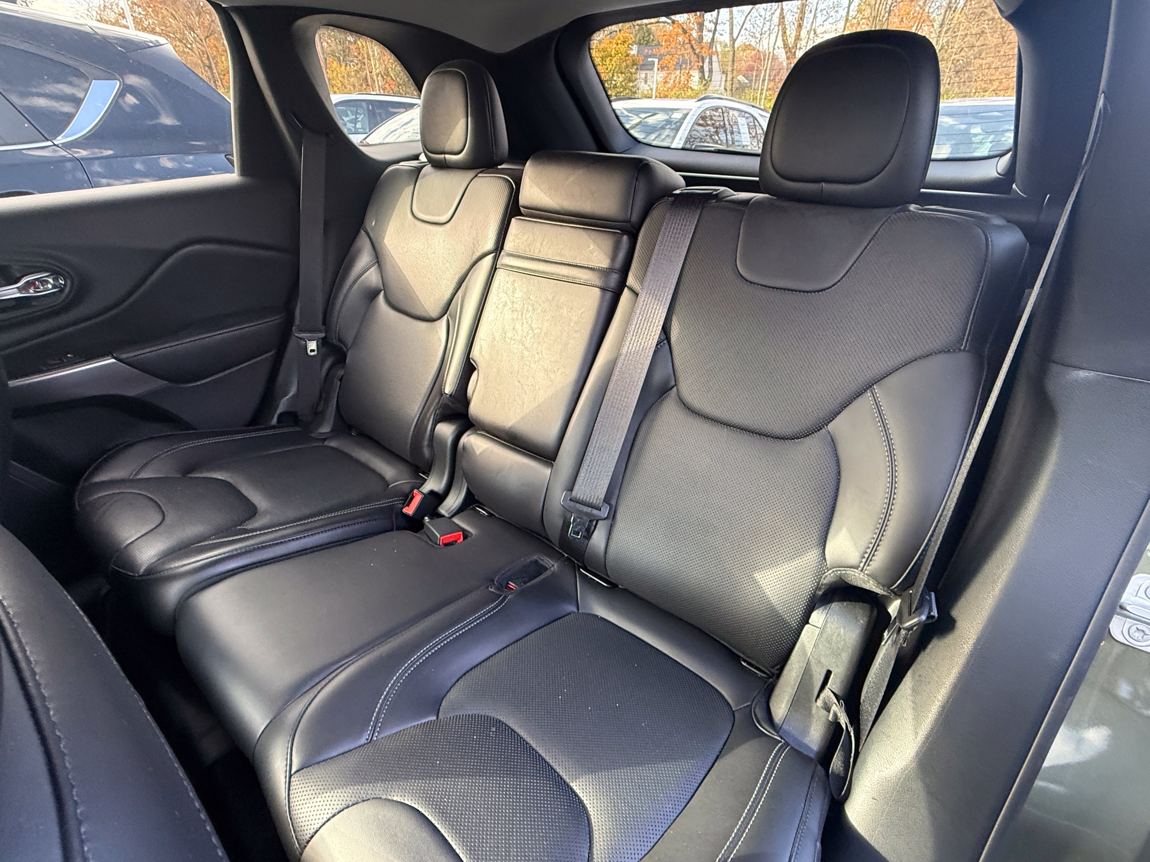 Used 2019 Jeep Cherokee Limited w/ Luxury Group AWD/4WD image 14