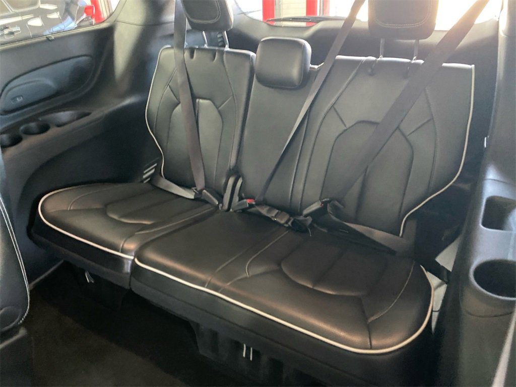 Used 2025 Chrysler Pacifica Limited image 17