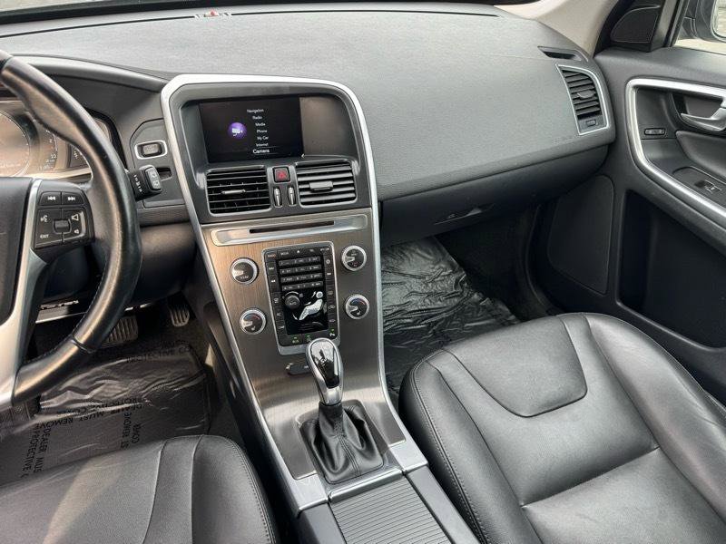 Used 2015 Volvo XC60 T5 Premier w/ Proximity Package FWD image 11