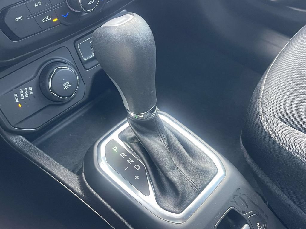 Used 2023 Jeep Renegade Latitude AWD/4WD image 33