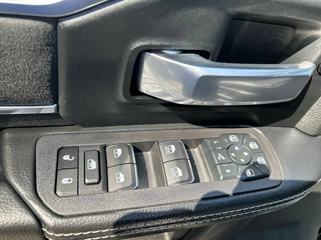 New 2026 RAM 2500 Laramie AWD/4WD image 13