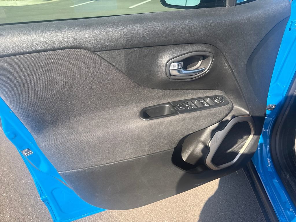 Used 2015 Jeep Renegade Latitude AWD/4WD image 11