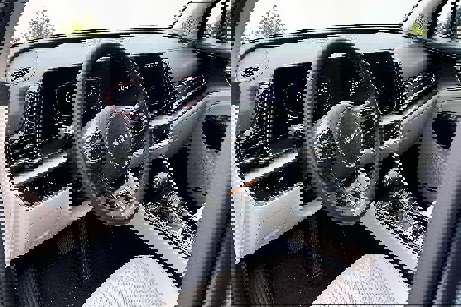 Used 2025 Kia Sportage EX image 14