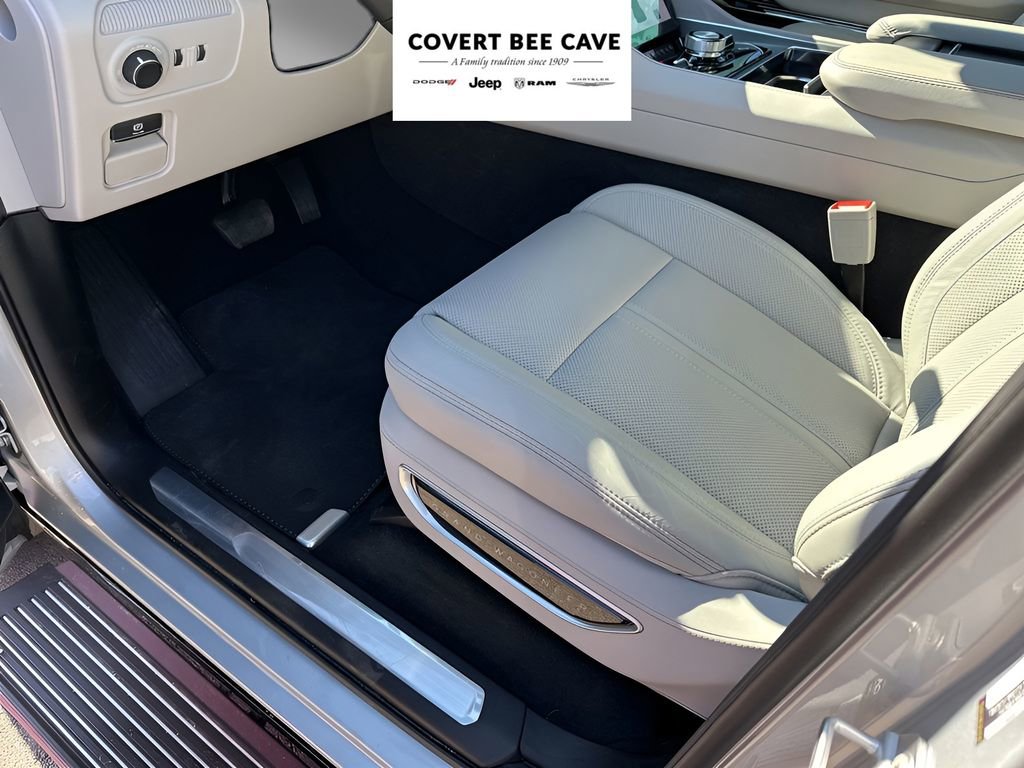 New 2026 Jeep Grand Wagoneer Summit w/ Premium Group III image 33