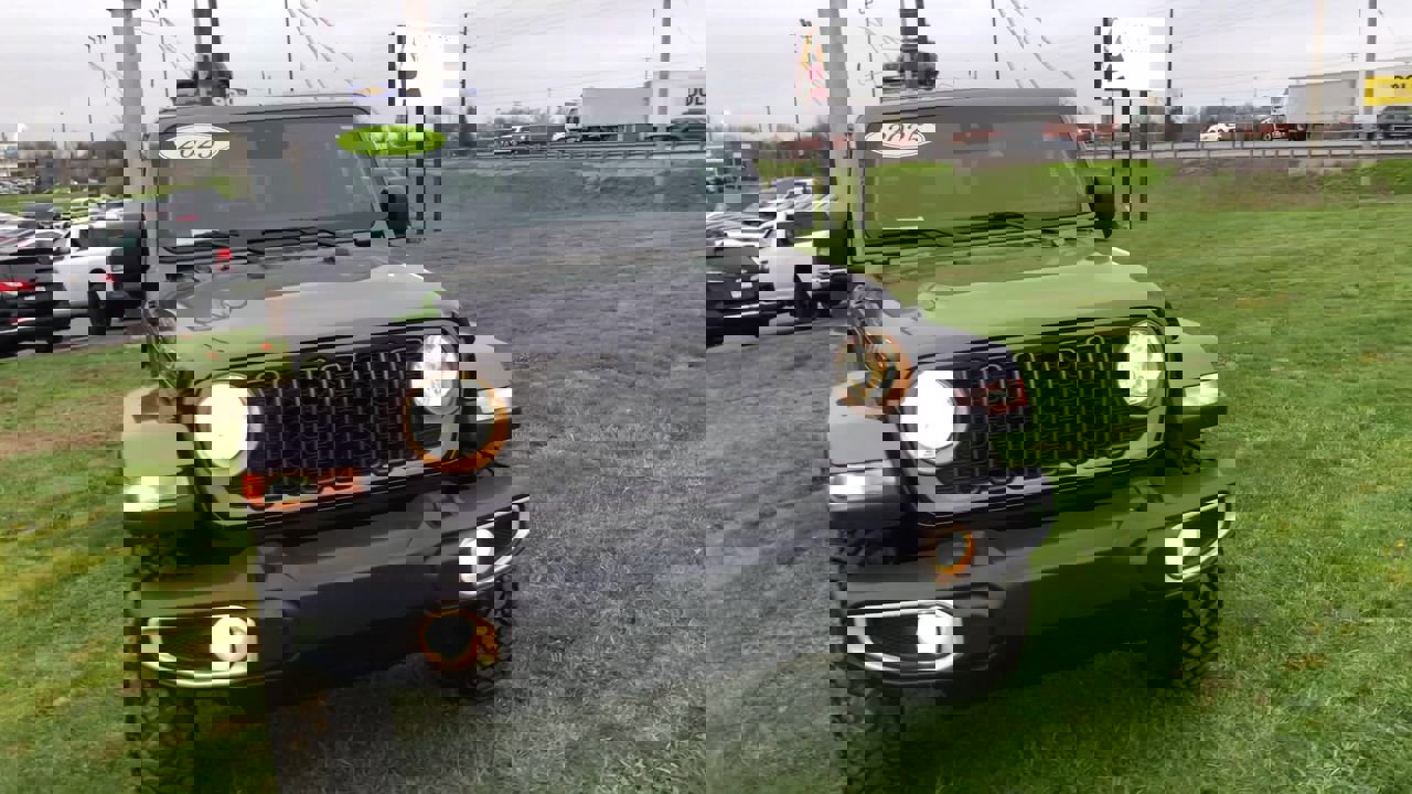 Used 2025 Jeep Gladiator Sport image 3