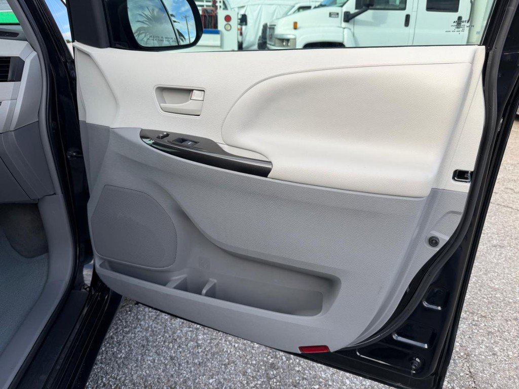 Used 2014 Toyota Sienna L image 19