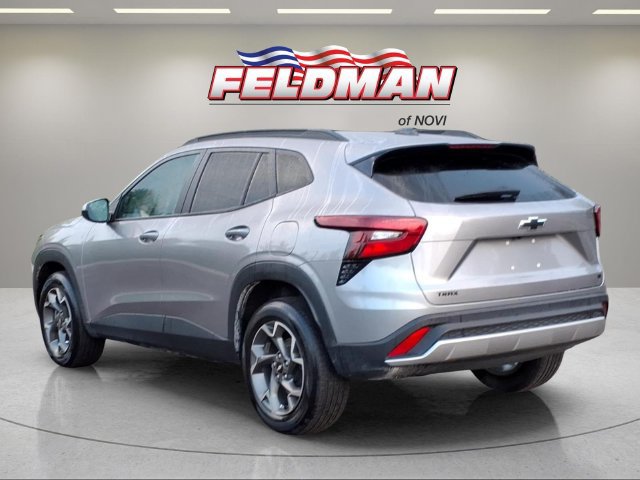Used 2025 Chevrolet Trax LT w/ Driver Confidence Package FWD image 3