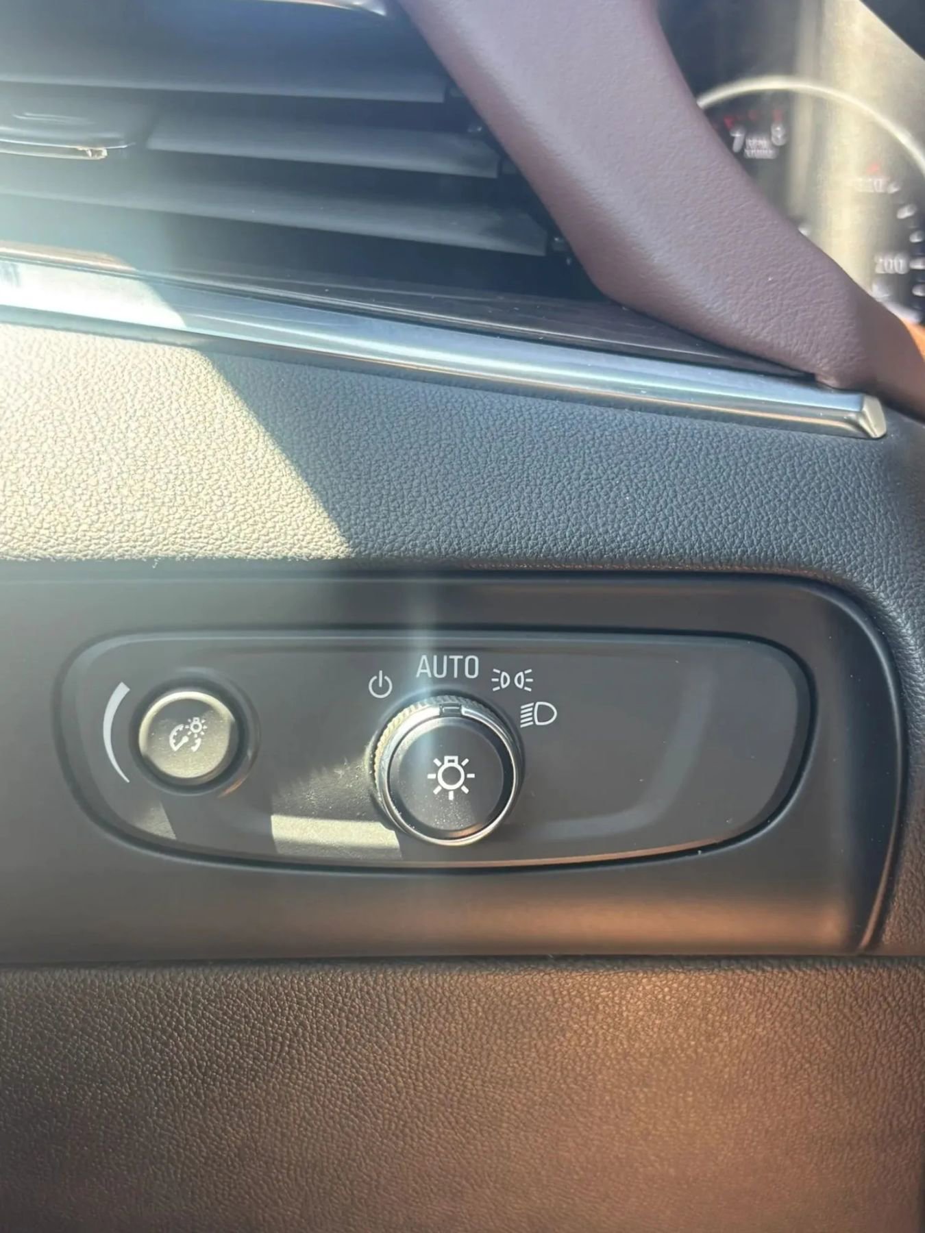 Used 2018 Buick Enclave Avenir w/ Avenir Technology Package AWD/4WD image 10