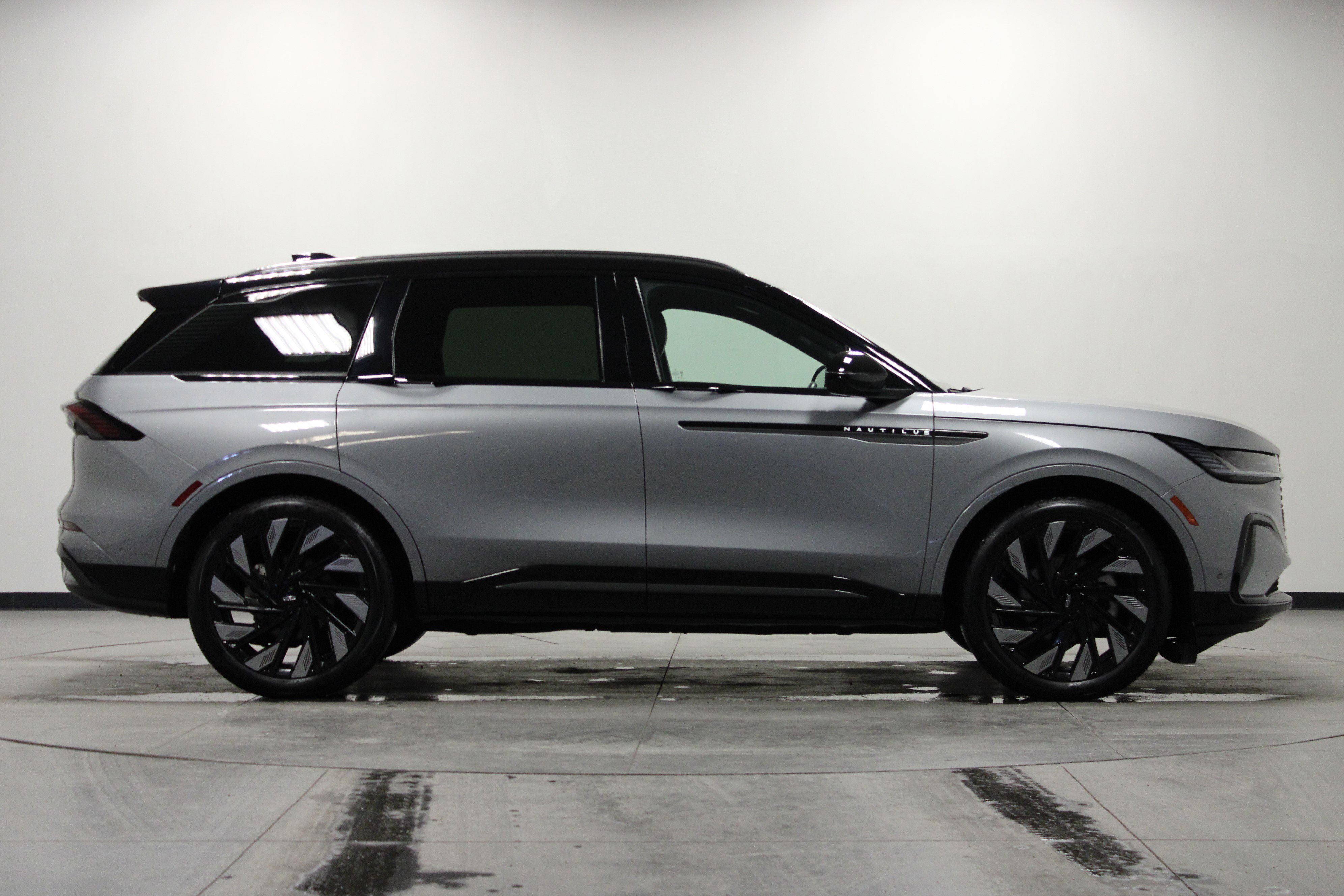 Used 2024 Lincoln Nautilus Reserve w/ Jet Appearance Package (87T) image 3