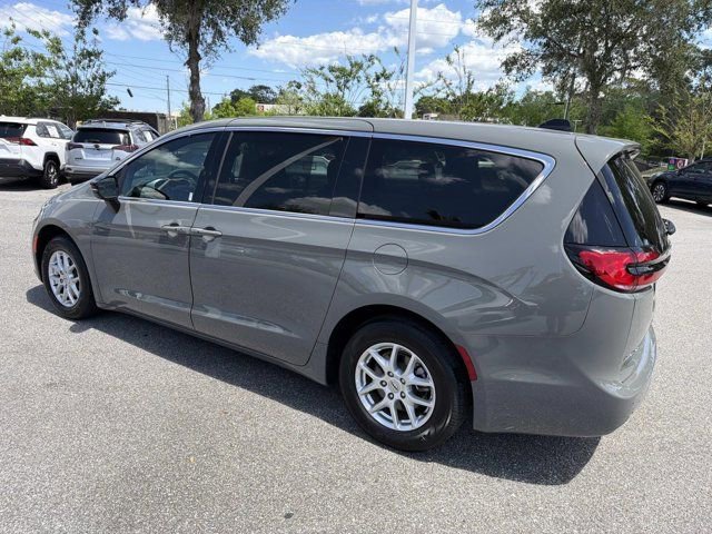 Used 2025 Chrysler Pacifica Select FWD image 4