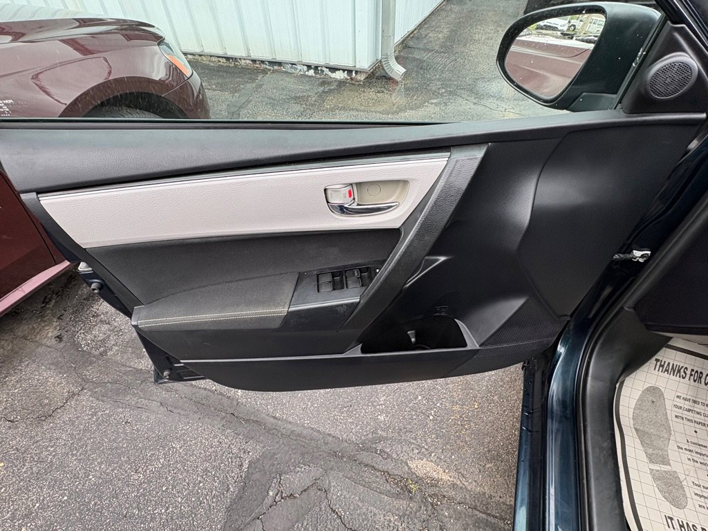 Used 2017 Toyota Corolla LE w/ Carpet Mat Package (TMS) FWD image 7