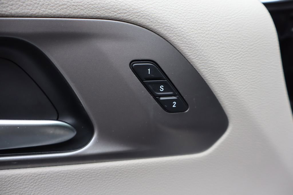 Used 2021 Chrysler Pacifica Touring-L w/ Uconnect Theater Family Group image 9