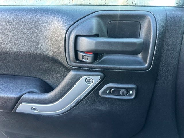 Used 2016 Jeep Wrangler Unlimited Sahara w/ Connectivity Group AWD/4WD image 12