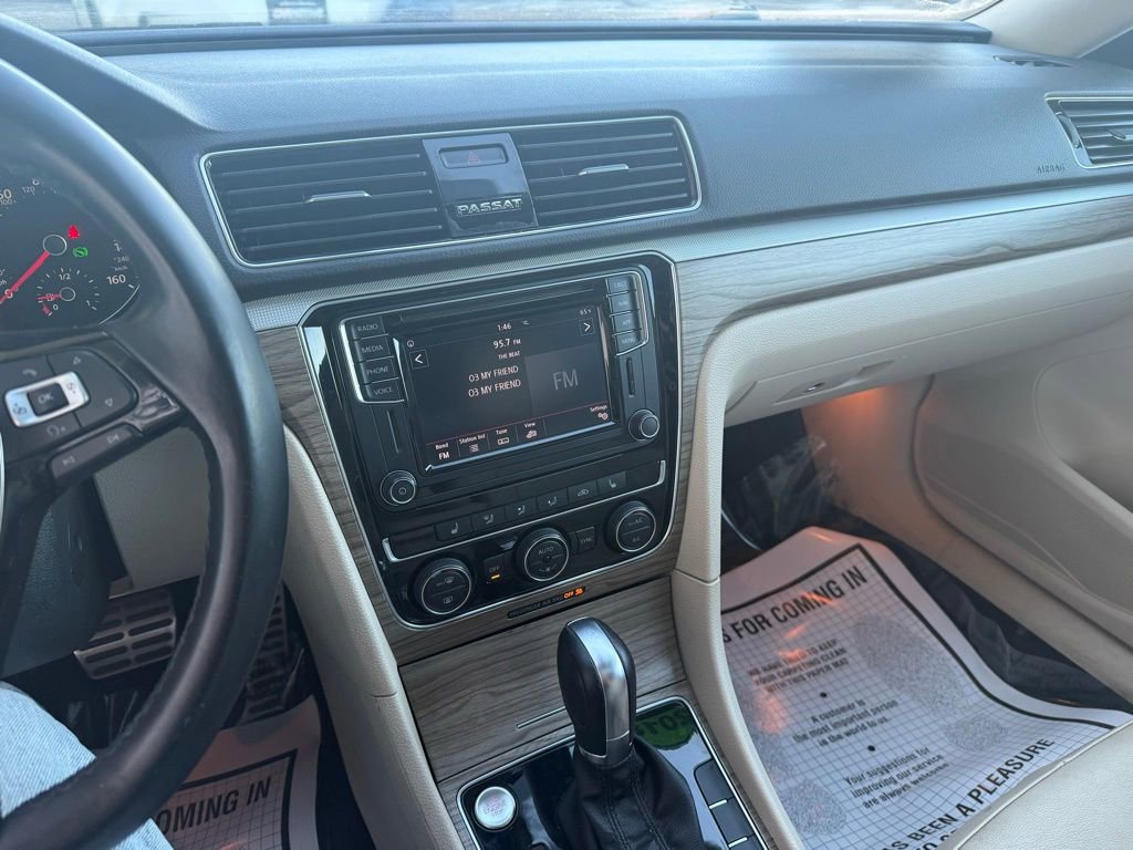 Used 2018 Volkswagen Passat 2.0T SEL Premium image 32