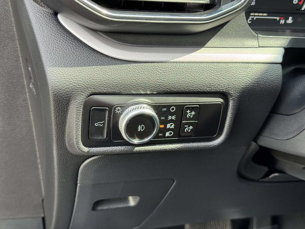 Used 2023 Ford Explorer XLT w/ Equipment Group 202A AWD/4WD image 23