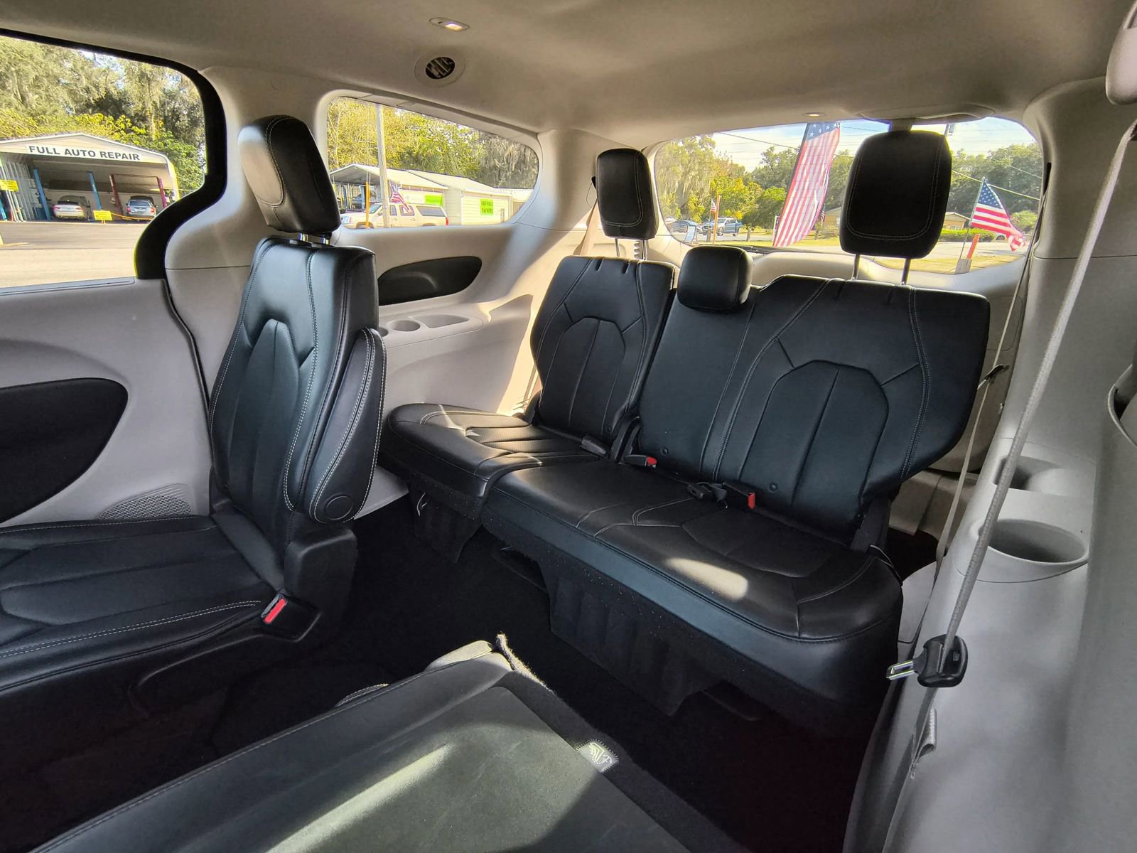 Used 2020 Chrysler Voyager Lxi image 10