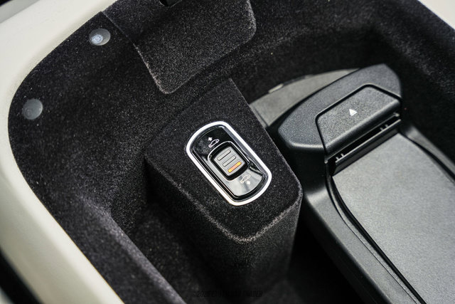 Used 2019 Rolls-Royce Dawn RWD image 58
