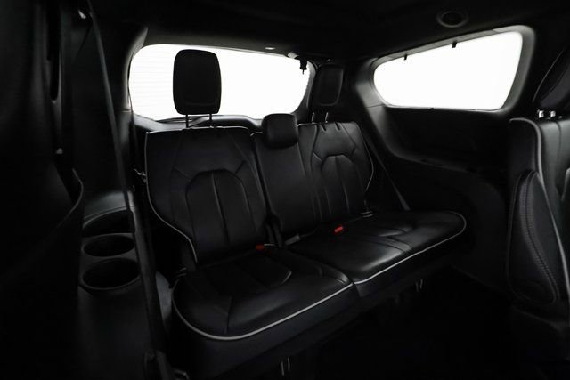 Used 2025 Chrysler Pacifica Limited image 18