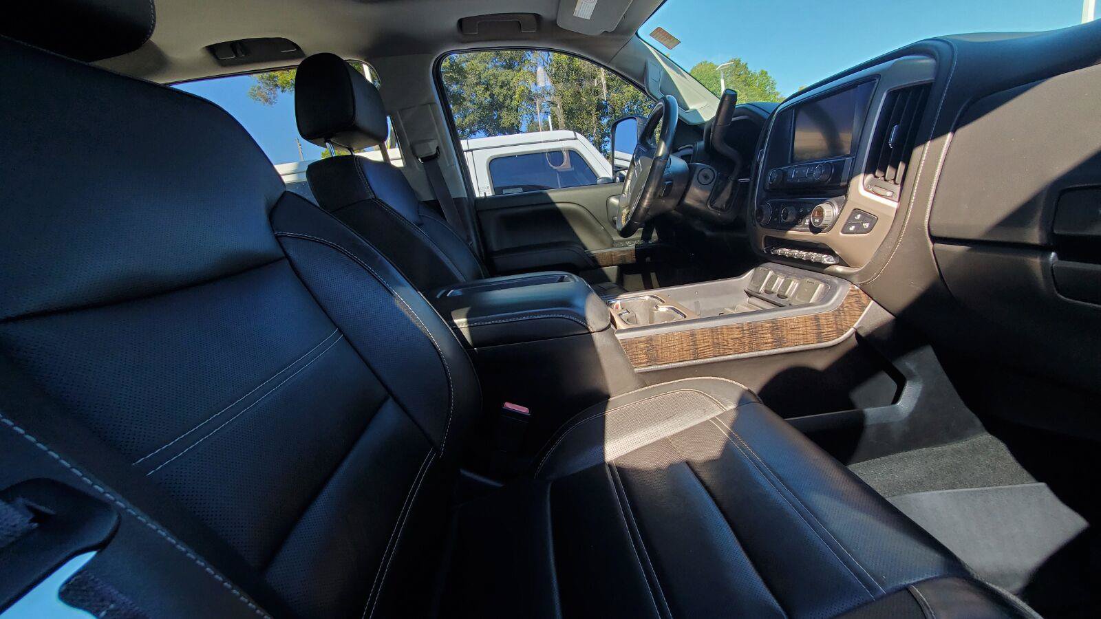 Used 2015 GMC Sierra 2500 Denali w/ Duramax Plus Package AWD/4WD image 4
