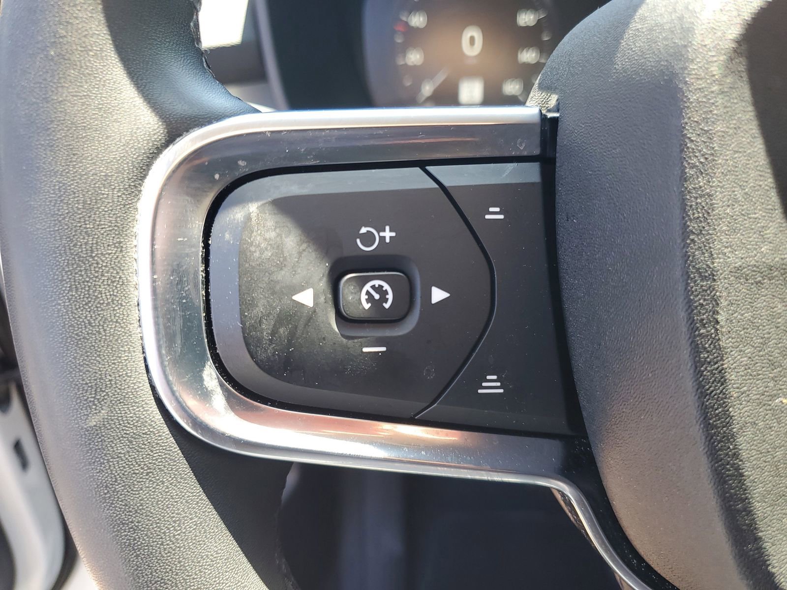 Used 2022 Volvo XC40 T5 Momentum image 12