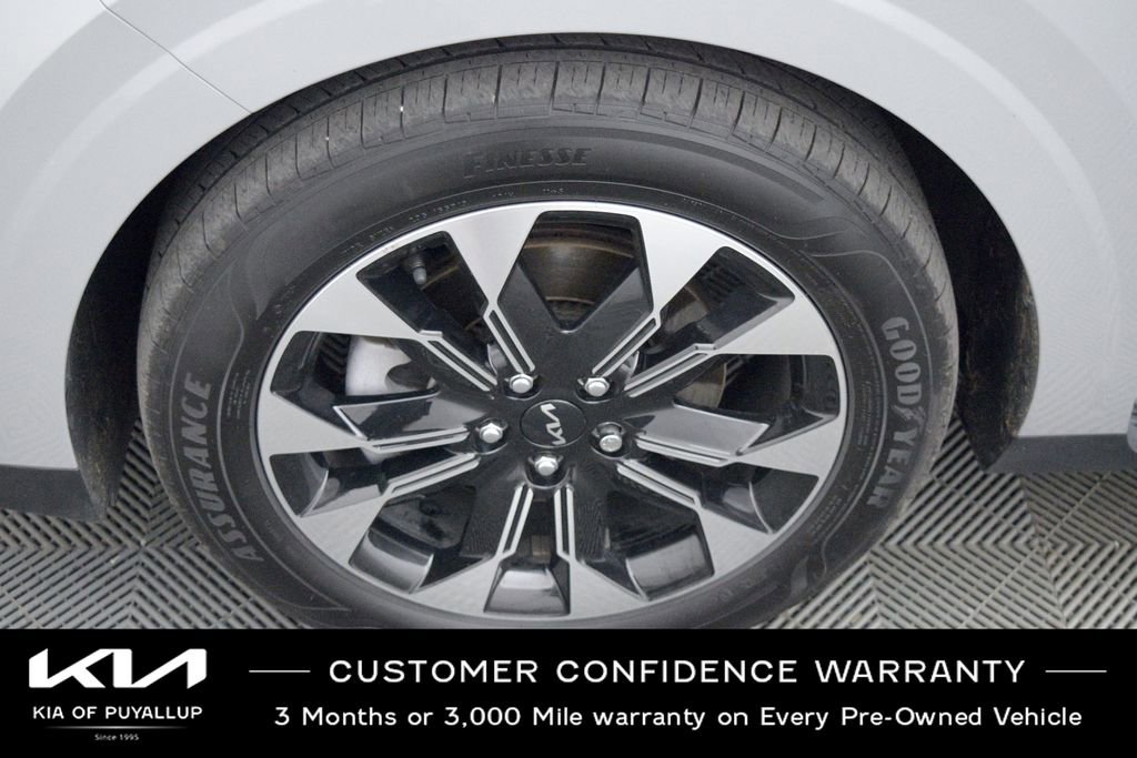 Used 2024 Kia Carnival EX FWD image 21