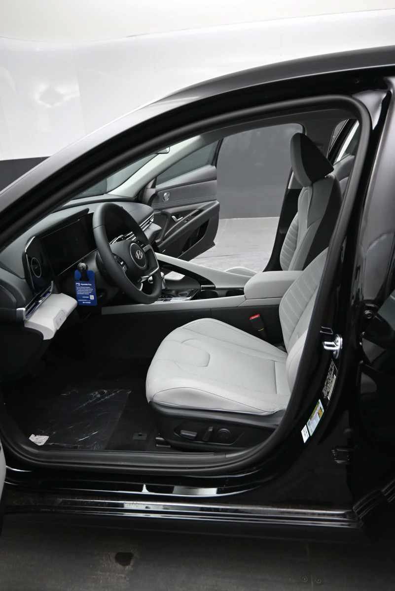 New 2026 Hyundai Elantra Limited FWD image 17