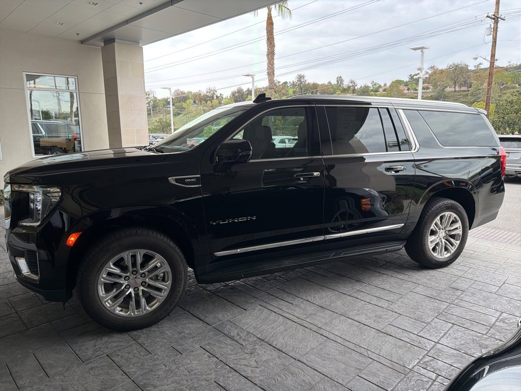 Used 2024 GMC Yukon XL SLT w/ SLT Premium Package image 3