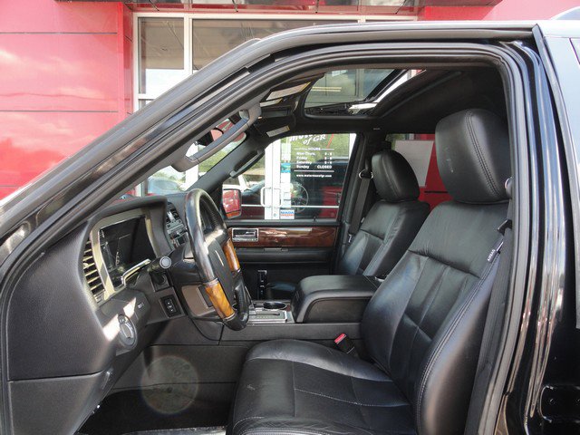 Used 2014 Lincoln Navigator L 4WD w/ Monochrome Appearance Package image 10