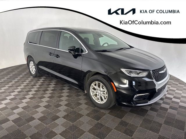 Used 2025 Chrysler Pacifica Select