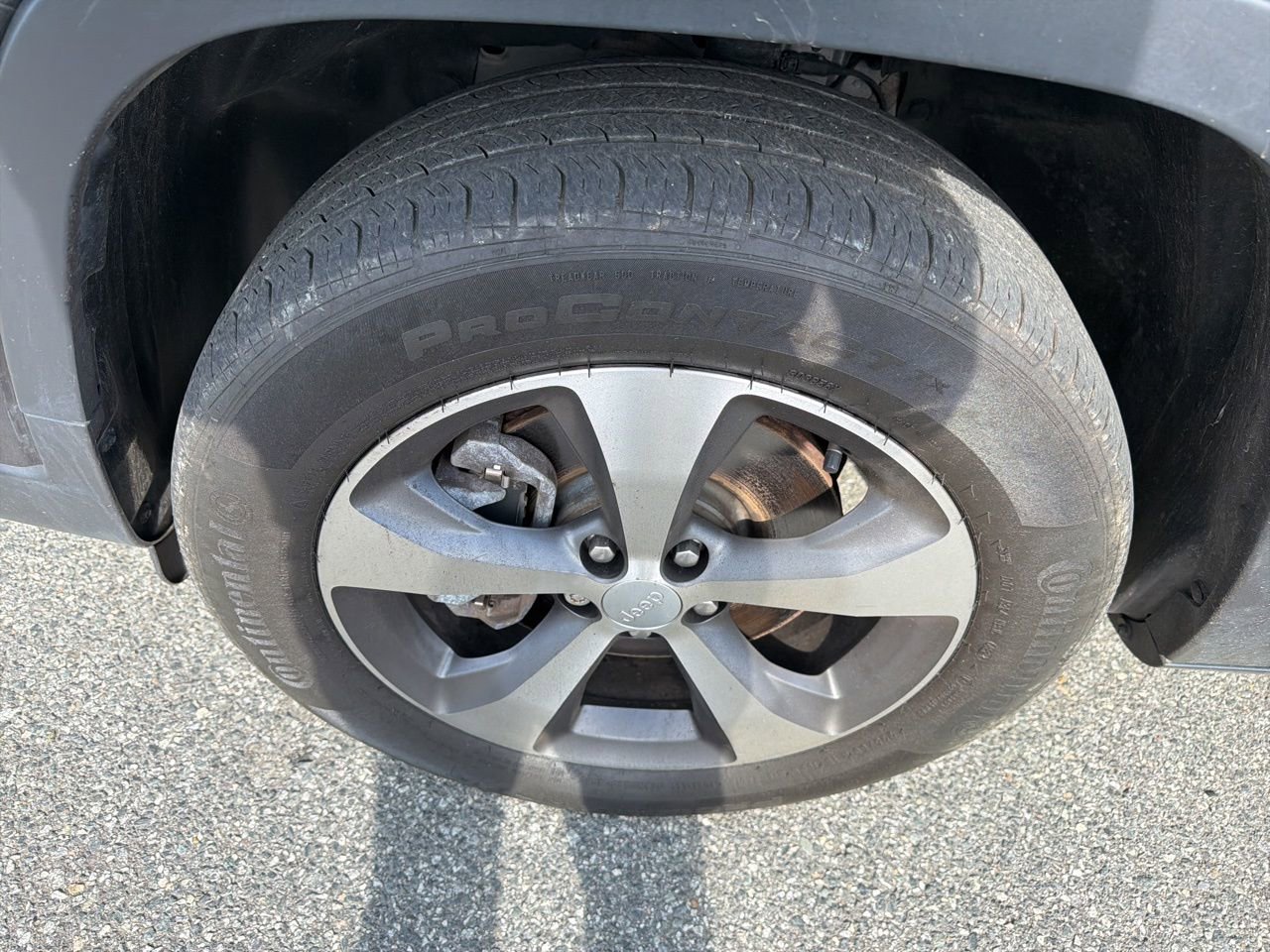 Used 2022 Jeep Cherokee Limited w/ Mopar Interior Package image 11