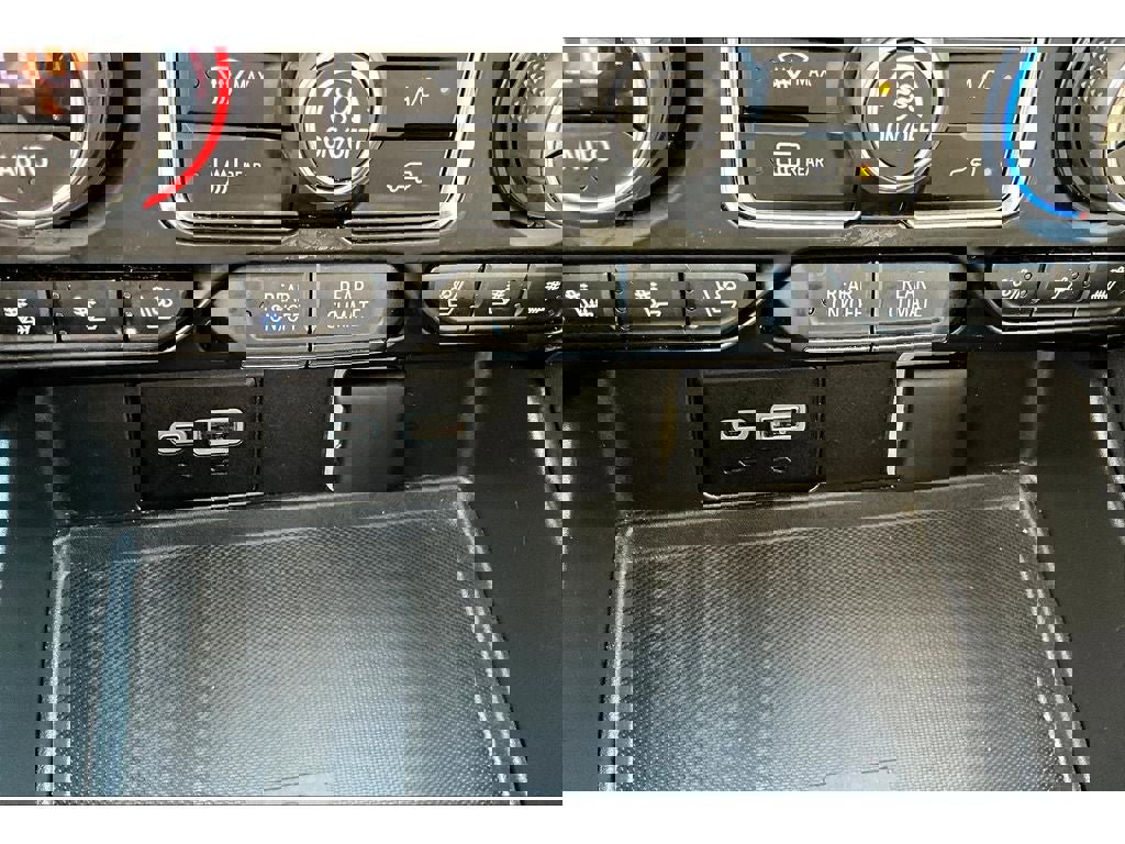 Used 2023 Chevrolet Suburban Premier image 25