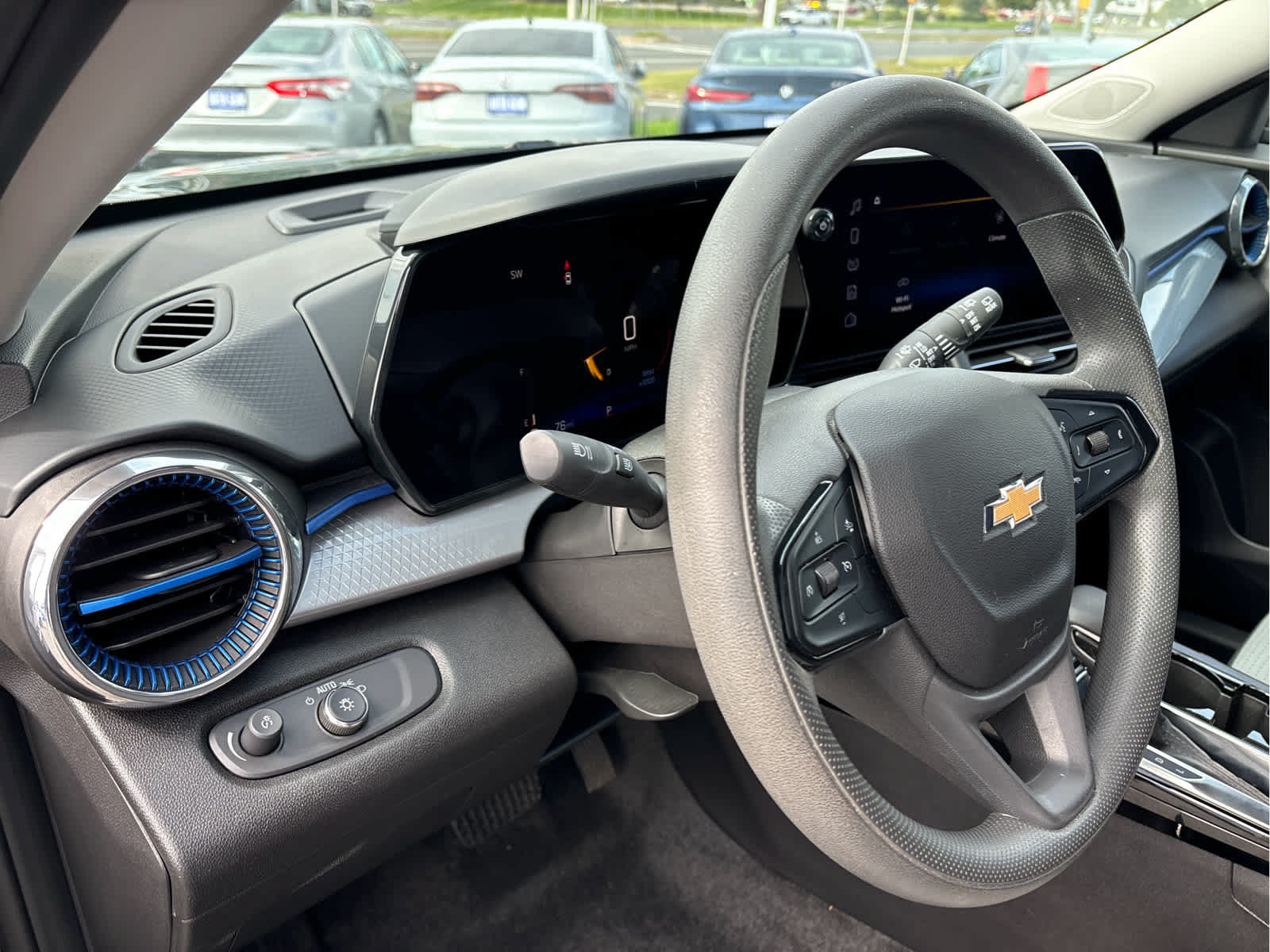 Used 2025 Chevrolet Trax LT FWD image 9