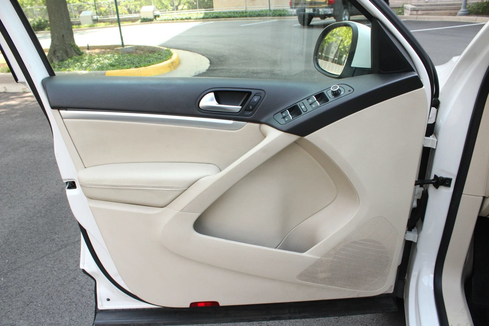 Used 2013 Volkswagen Tiguan SEL FWD image 15