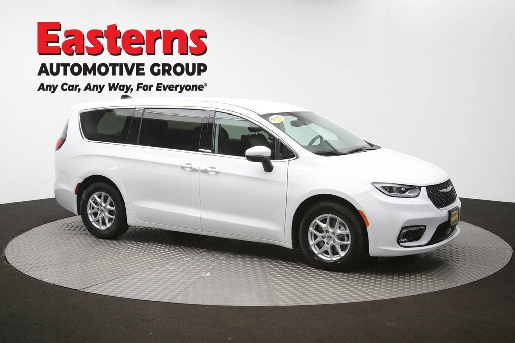 Used 2023 Chrysler Pacifica Touring-L FWD image 49