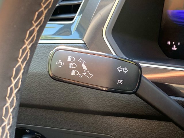 Used 2023 Volkswagen Tiguan SE w/ Panoramic Sunroof Package FWD image 23