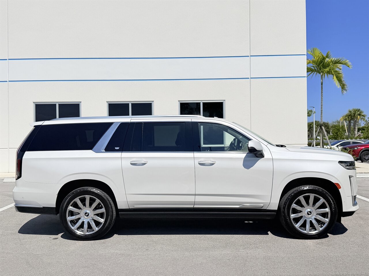 Used 2021 Cadillac Escalade ESV Premium Luxury Platinum AWD/4WD image 4