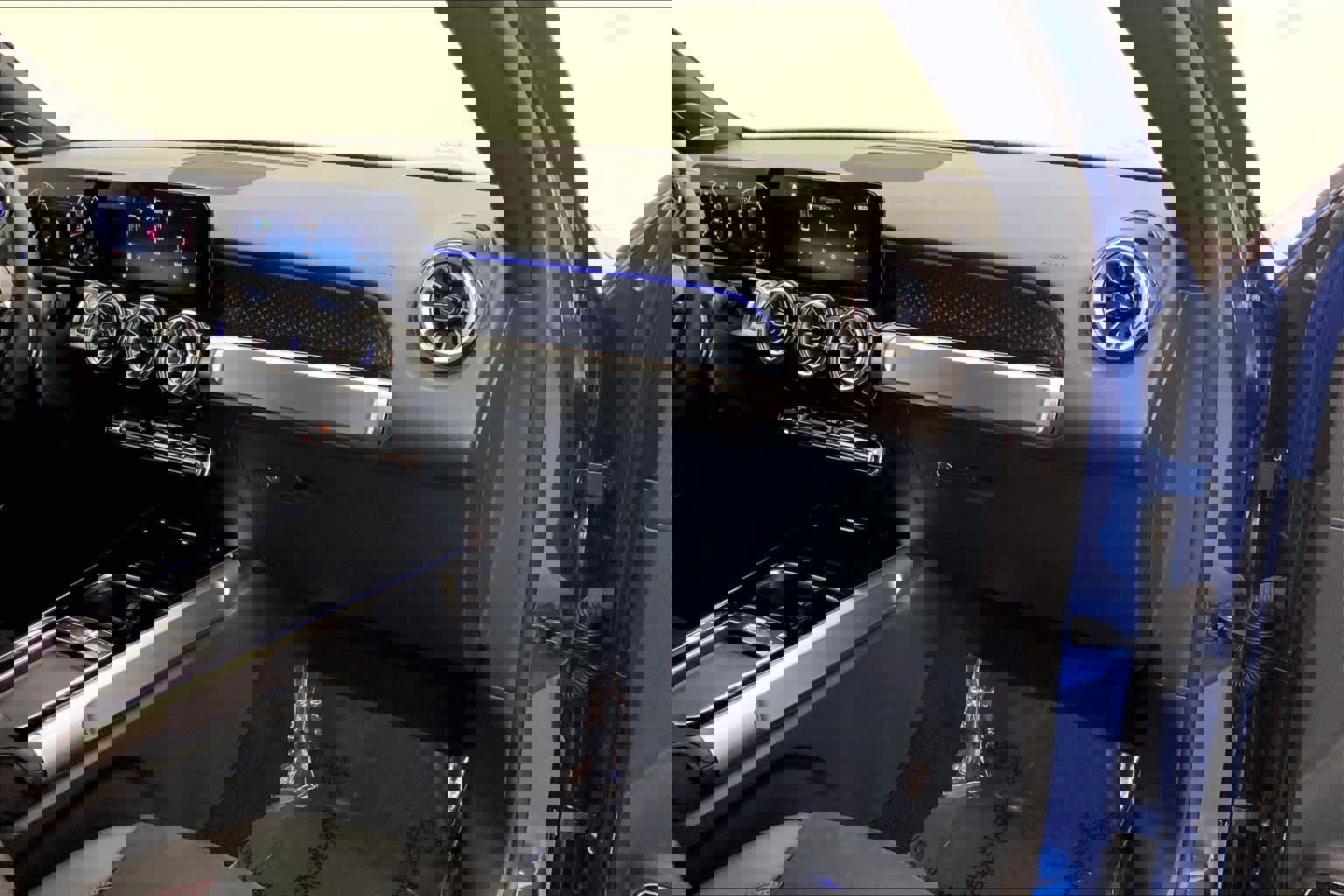 Used 2025 Mercedes-Benz GLB 250 image 27