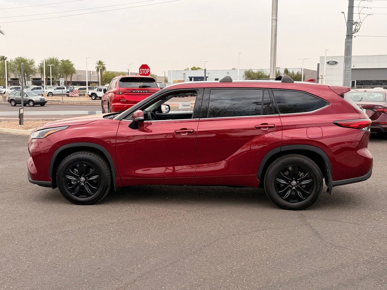 Used 2021 Toyota Highlander XLE AWD/4WD image 3