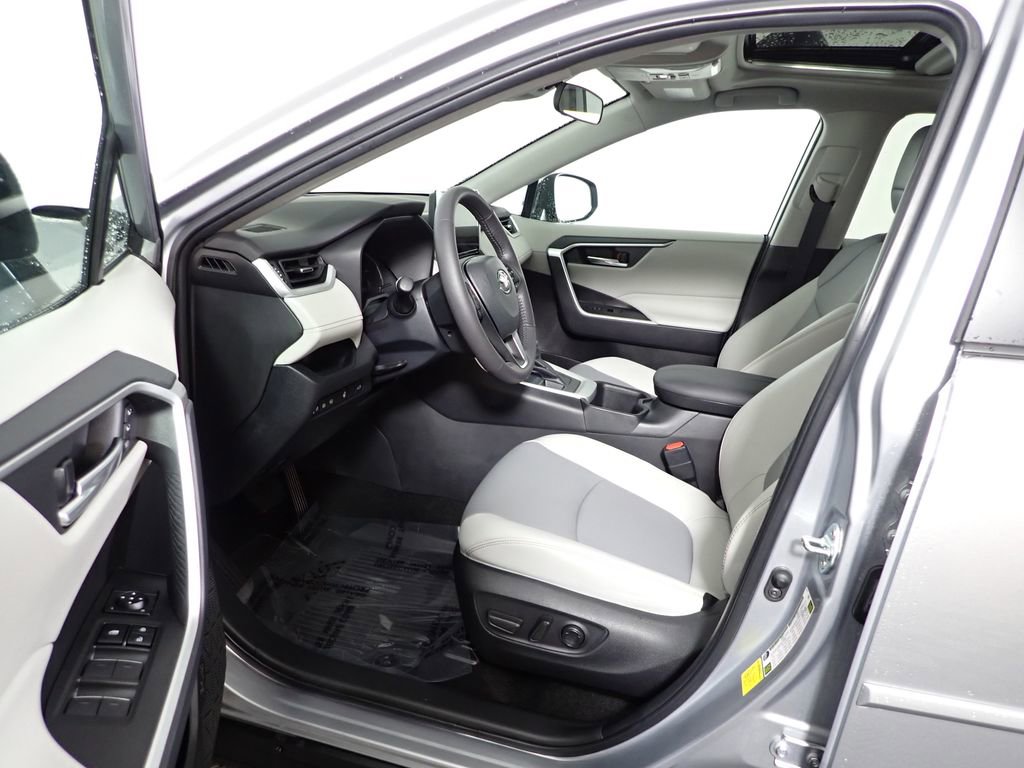 Used 2023 Toyota RAV4 XLE Premium image 25
