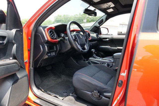 Used 2017 Toyota Tacoma TRD Sport w/ Premium & Technology Package AWD/4WD image 23
