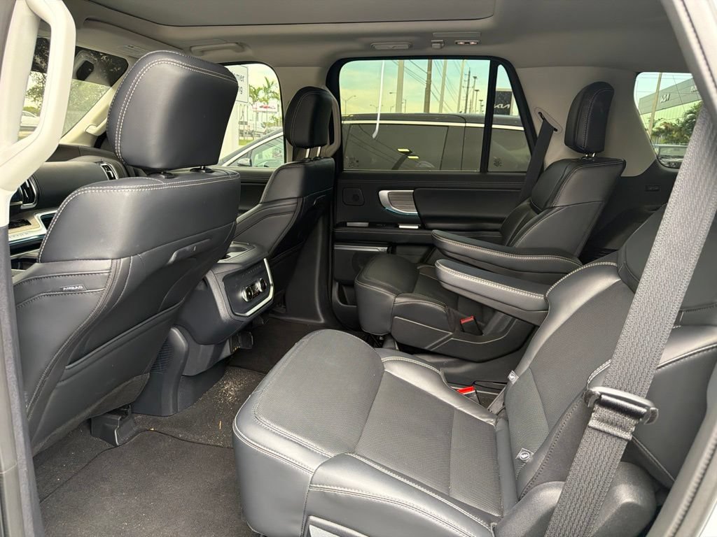 Used 2025 Ford Expedition Platinum w/ Driver's Package AWD/4WD image 4